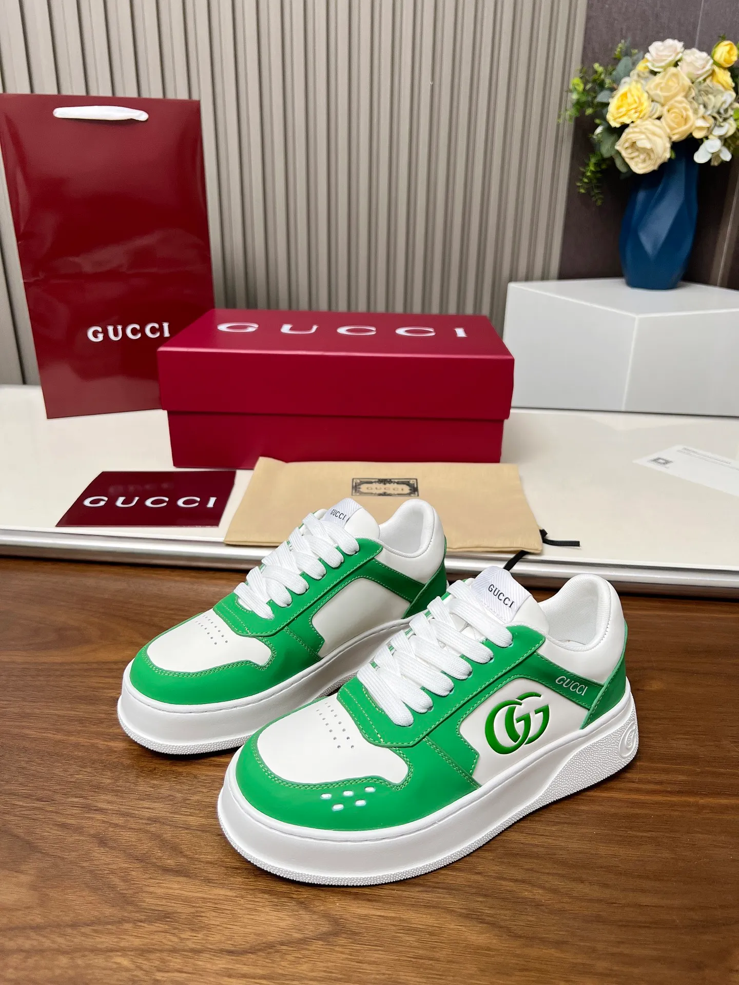 👟👟Ex-factory price 560👟👟Gucci casual sneakers, top version! Oil edge craftsmanship🌸🌸🌸1:1 reproduction. New model for early spring, creating a perfect style💣💣💣street style🔥🔥🔥Cool and stylish C-position fashionable outfit with retro and futuristic feel🌹🌹🌹Classic shoe shape, showing exquisite texture! Open mold to customize high-density outsole. Comes fully packaged. Size: Female 35-46. Fabric: Imported cowhide...men and women